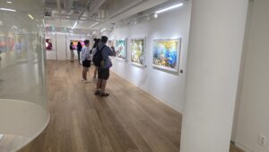 Visitors viewing Jennifer Lee's paintings during the solo exhibition Dazzlingly Beautiful at Gallery Eun in Seoul.